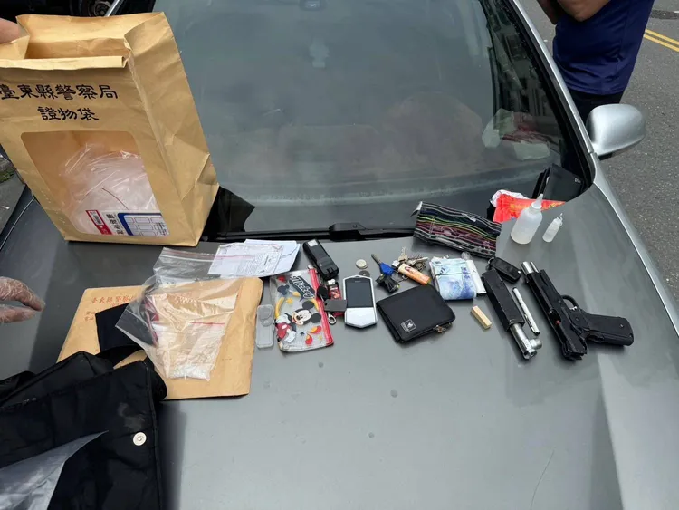 警方在黃男車上搜出毒品吸食器等證物。警方提供