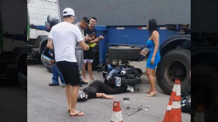 女騎士被大車輾過後，其他民眾趕來協助。翻攝自X