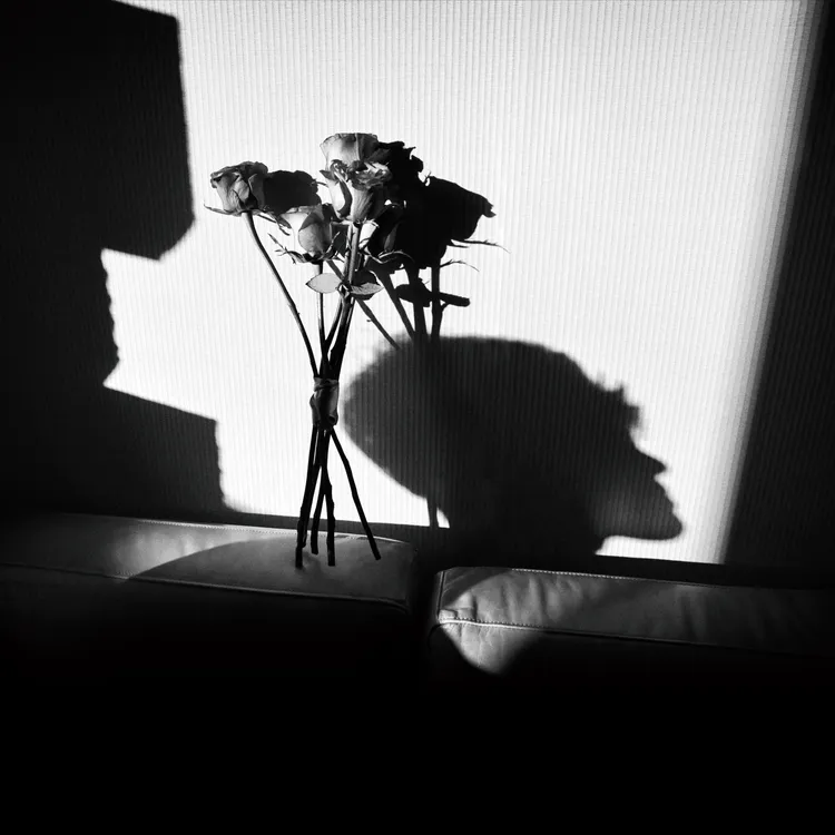 盧廣仲《愚人節快樂》單曲封面。圖／添翼創越工作室提供