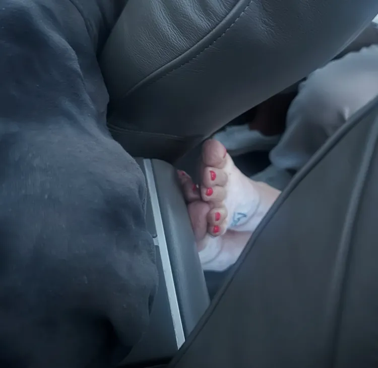 一名腳擦紅色指甲油、腳皮卻粗糙不堪的乘客，大喇喇地把一雙腳丫抬上吳彥祖的座椅扶手上。翻攝吳彥祖IG