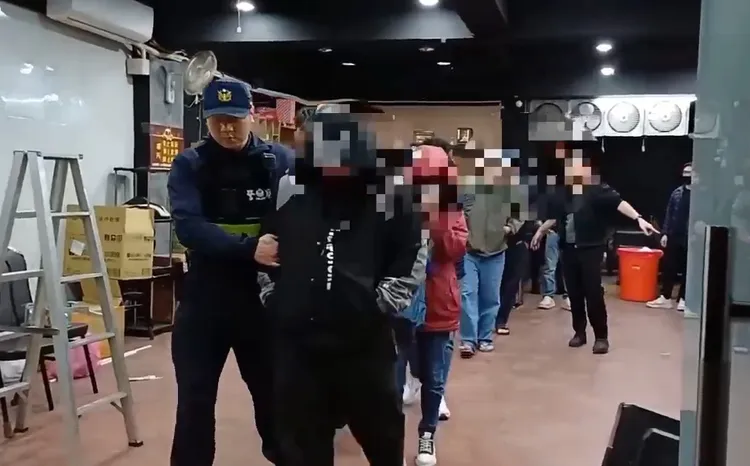 警方帶回黃姓負責人與8名賭客。警方提供