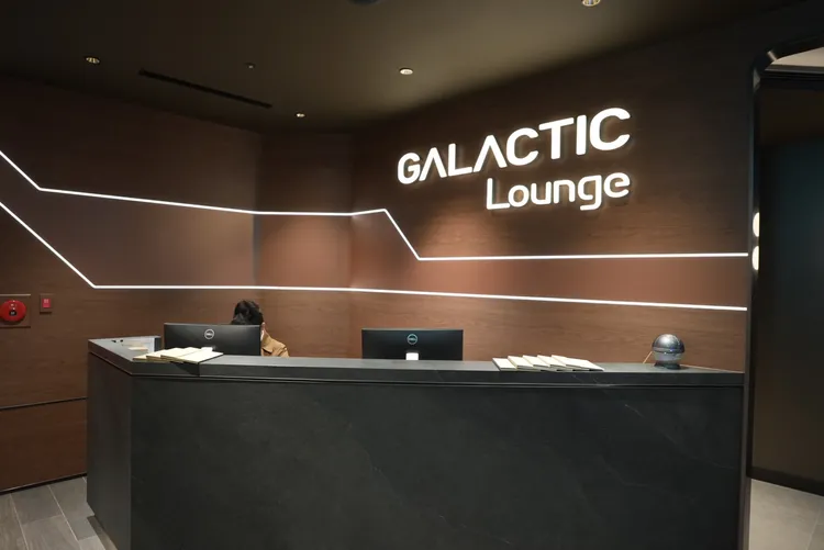 迎賓區延續了星家特色的科技金屬風。田欣雲攝影