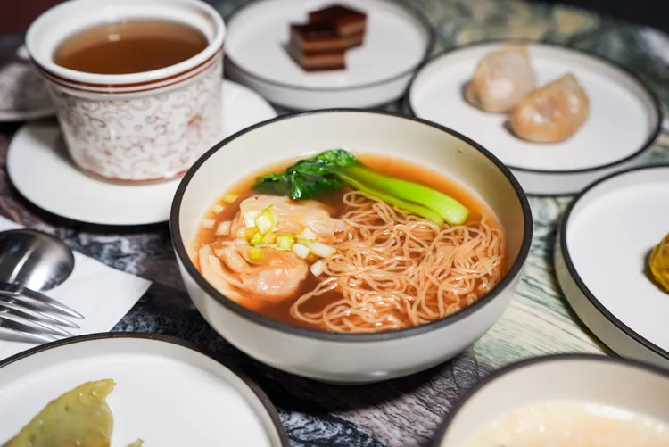 星宇航空攜手「頂粵吉品」提供潮粵風味單點美饌，圖為潮州鮮蝦餛飩湯麵。田欣雲攝影