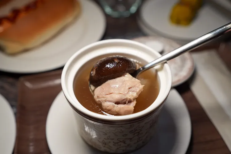 竹笙北菇燉土雞湯。田欣雲攝影