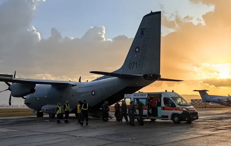 保加利亞出動軍機載運傷患。路透