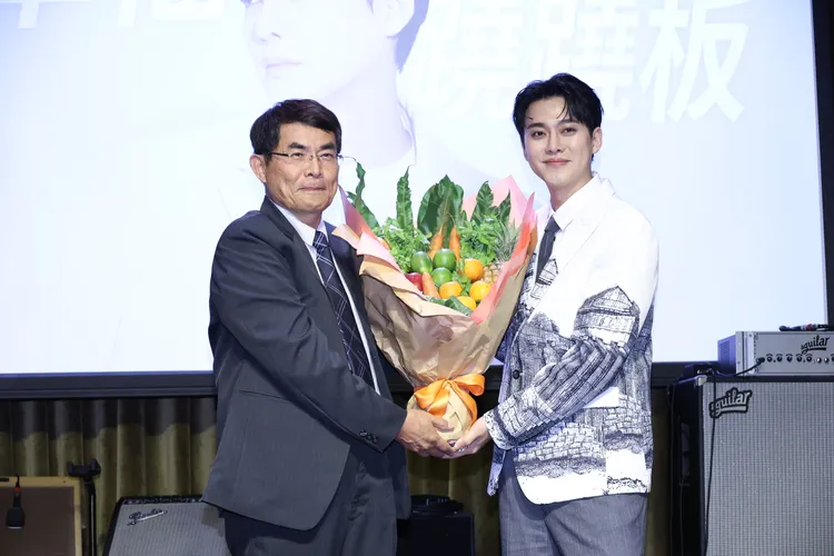 李唯楓跟波蜜公司高層合影。彭欣偉攝