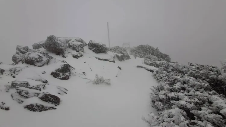 玉山氣象觀測站積雪1公分。氣象署提供