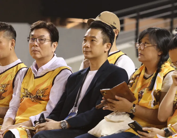 TPBL聯盟副秘書長王志群（中）搞自媒體出包，再度讓人看到這個T1包裝下的新聯盟公關能力。彭欣偉攝