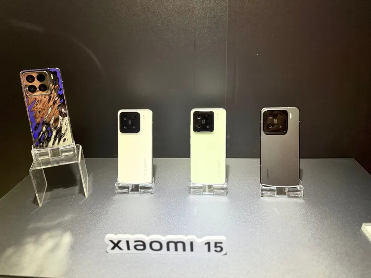 Xiaomi 15有黑、白、綠、液態銀四色。趙筱文攝