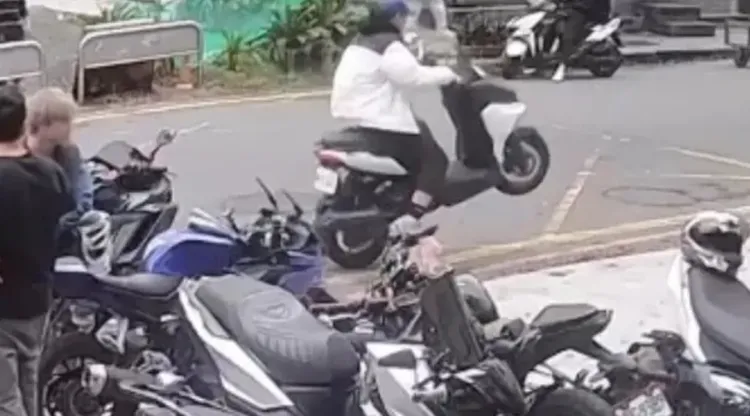 年輕男子翹孤輪騎車。翻攝自Dcard