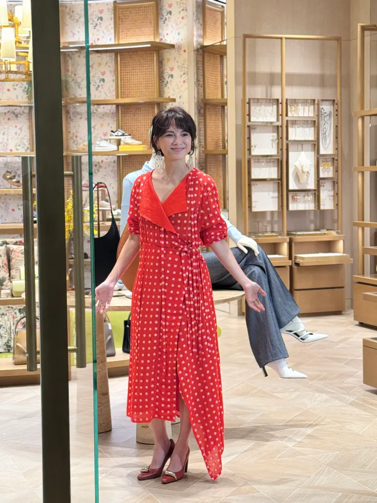 李心潔表示身上的洋裝讓她很想「裙襬搖搖」。張家玲攝