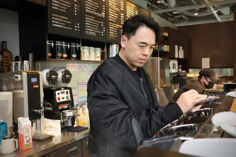 黃銘賢說自己原先只想要當一位烘豆師。莊宗達攝