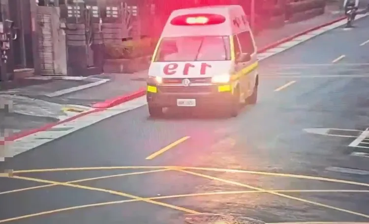 消防人員將曾男送醫。警方提供