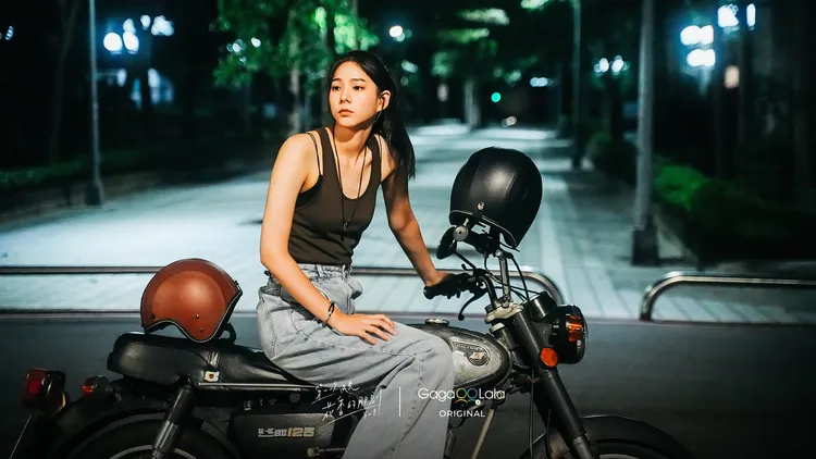 袁漠遙騎重機接送，女友力爆表。GagaOOLala提供