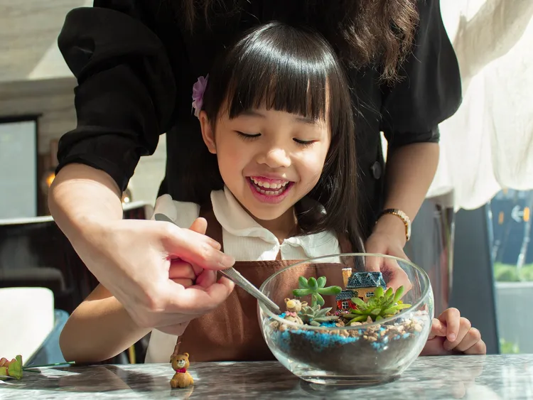 大廳酒吧「逸廊」首次舉辦親子花藝下午茶活動。台北新板希爾頓酒店提供