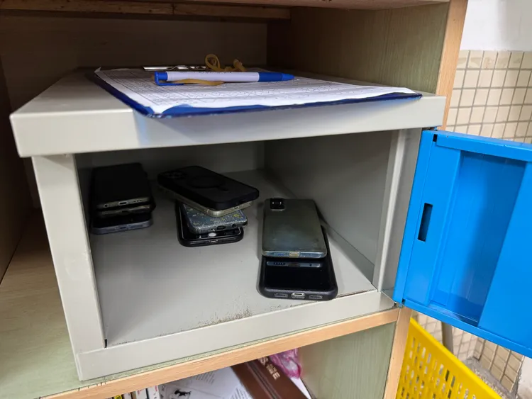 國中校園目前收集管理學生手機的方式。讀者提供