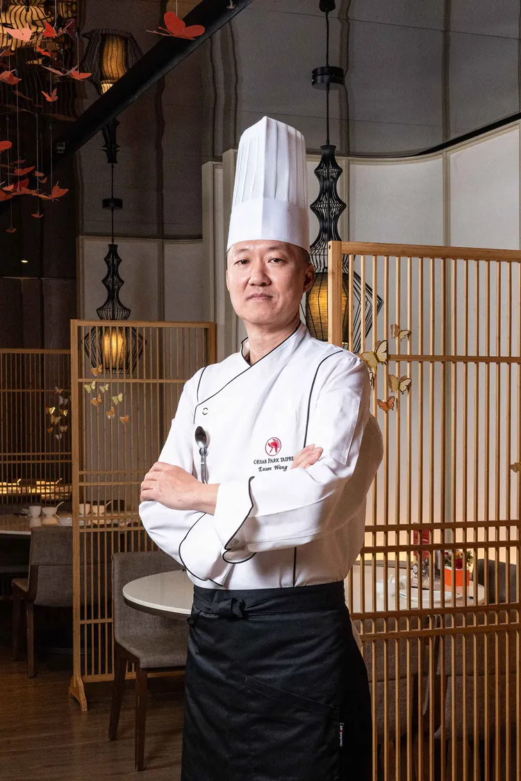 以廣東粵菜為基底的王裕賢主廚，喜愛鑽研手工菜，重視食材新鮮度及烹煮細節，配合黃金比例的靈魂醬汁，為整道菜的首要關鍵。板橋凱撒大飯店提供