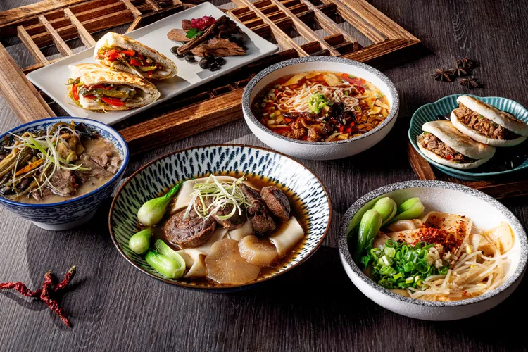 來自陜西的麵點主廚馮永田，精通傳統陝西麵食與北方小吃，致力傳播當地飲食文化，讓更多人感受其魅力與家鄉情懷。板橋凱撒大飯店提供