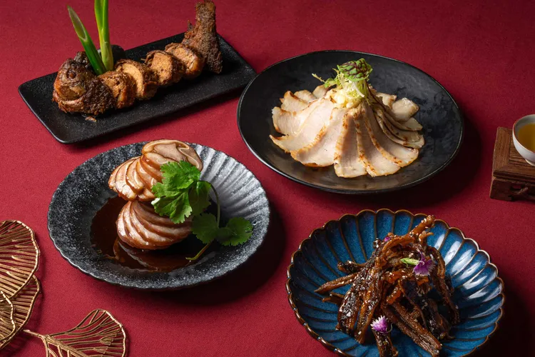 主廚推薦開胃菜「悄悄話」、「無錫脆鱔」、「蒜香烤松阪豬」、「蔥㸆鯽魚」，每道360元起。板橋凱撒大飯店提供