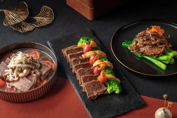 點餐率第一名的「桃木燻烤牛肋排」圖(中)，肉質鮮嫩滑口帶有木質香氣，搭配濃郁滷汁品嚐風味絕佳，售價1280元。板橋凱撒大飯店提供