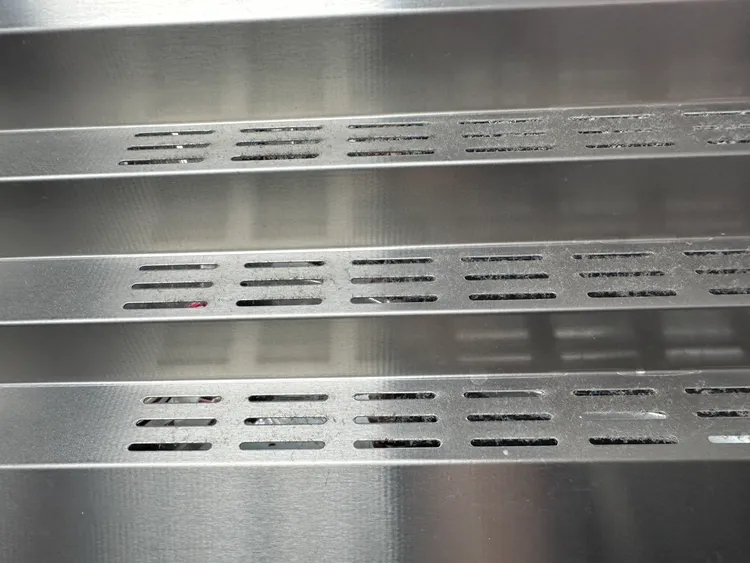 稽查發現冷凍、冷藏冰箱上方通風口不潔。台北市衛生局提供