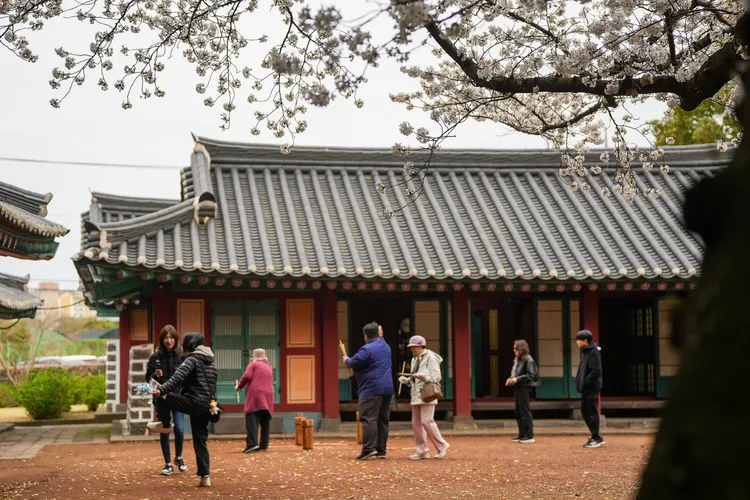 遊客可在堂前體驗投壺、滾鐵環等傳統遊戲。田欣雲攝影