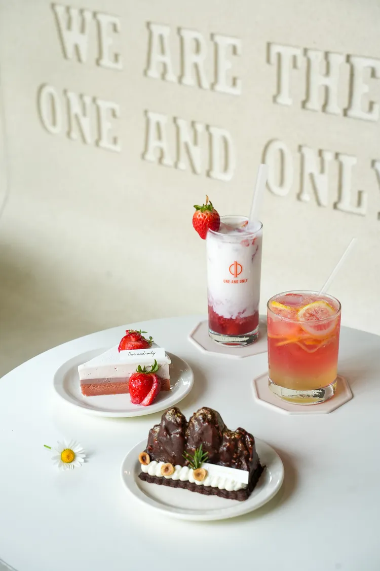 春天最適合吃個少女風草莓蛋糕配草莓拿鐵。田欣雲攝影