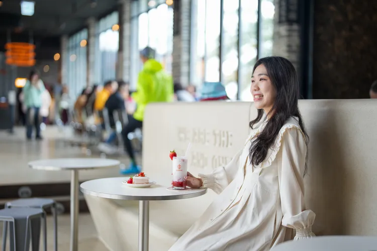 拍完美照，可以喝杯咖啡小憩片刻。田欣雲攝影