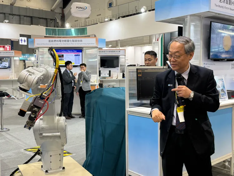 此為 H 型鋼構雷射銲接技術雷射設備。呂承哲攝