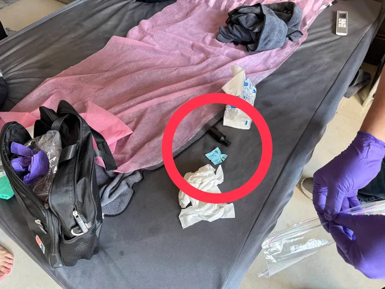 警方於現場查扣保險套。翻攝畫面