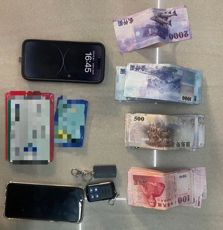 警方於現場查扣營利所得現金8萬餘元等證物。翻攝畫面