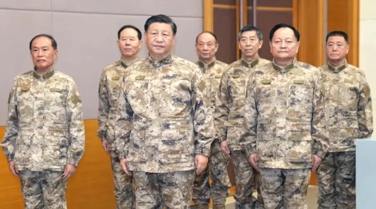 習近平（左三）領銜的中央軍委，已經有國防部長李尚福（右三）與政治工作部主任苗華（右一）因貪腐而落馬。資料照片