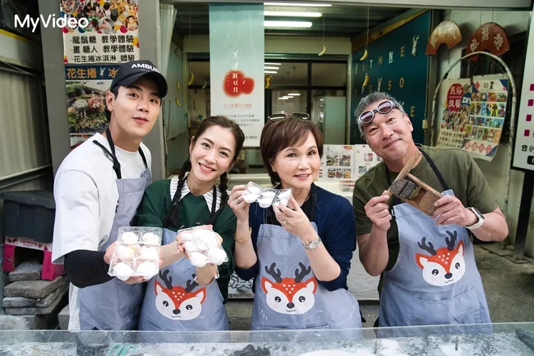 沈春華（右2）、黃仲崑（右1）超熱血，禾浩辰（左1）。台灣大哥大MyVideo提供