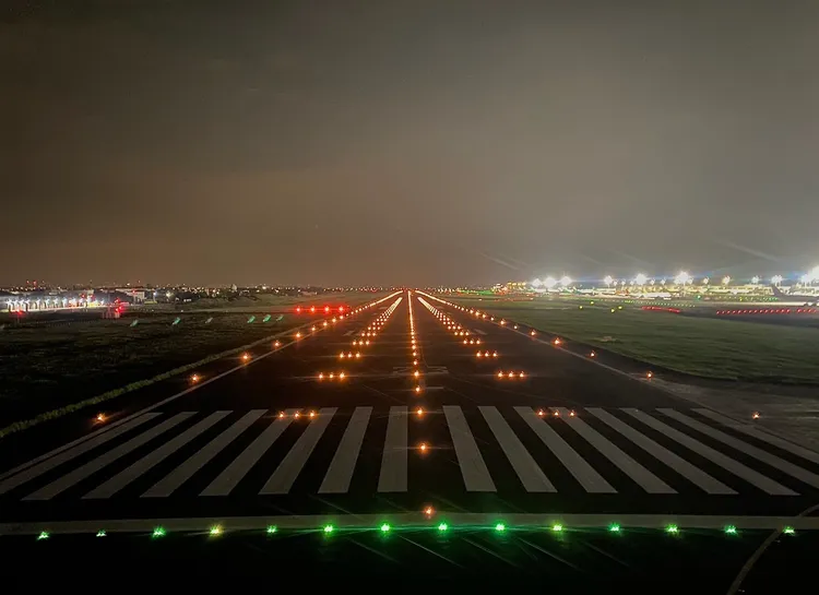 3月份利用既有夜間關閉時段進行南跑道歲修。桃機提供