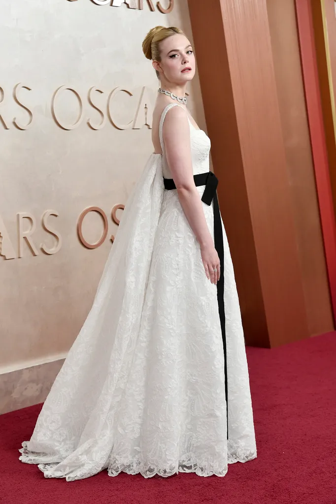 艾兒芬妮的造型根本是「在逃公主」。美聯社