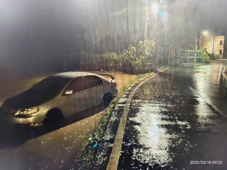 車輛衝入水田。八德警分局提供