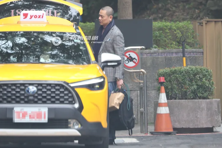 江振誠跟老婆一同坐計程車離開。特勤中心攝