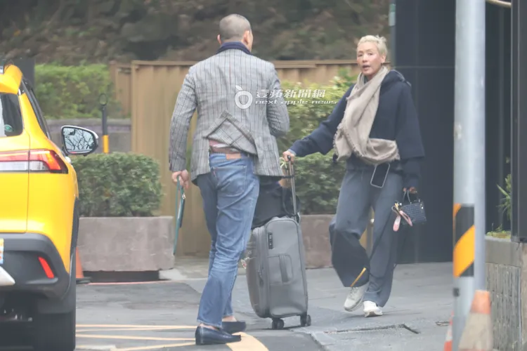 江振誠直奔士林總價3800萬新家，老婆Pam推行李在門口等他。特勤中心攝