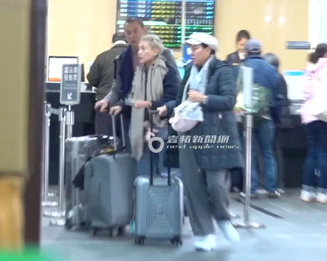 一行人到高鐵櫃檯買商務車廂票，江振誠腳步倉促的帶隊直奔高鐵南下月台等車。特勤中心攝