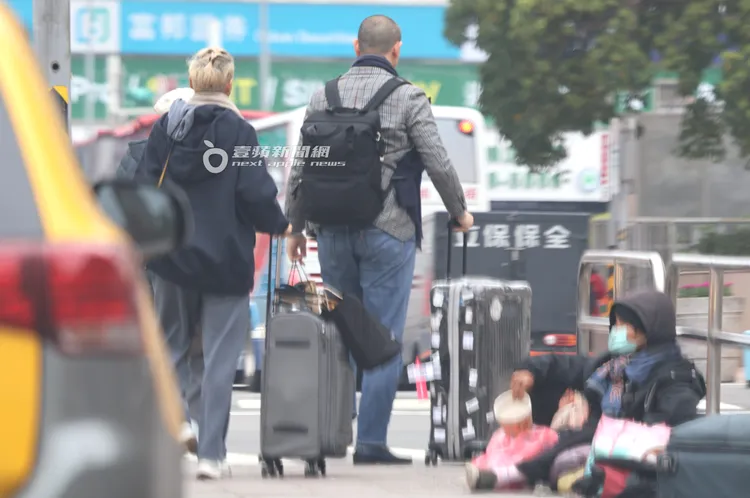 名廚江振誠跟泰籍老婆Pam雙雙提著行李，直奔台北車站坐高鐵南下。特勤中心攝