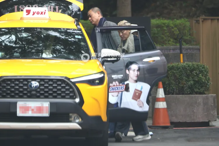 5分鐘後，江振誠（左）再度拎著隨身行李步出家門與老婆會合。特勤中心攝