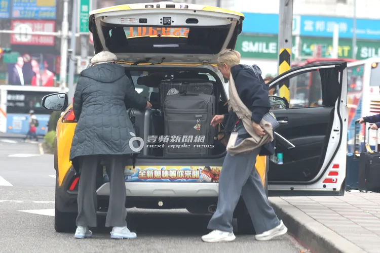 江振誠跟老婆坐上計程車到台北車站東3門下車。特勤中心攝