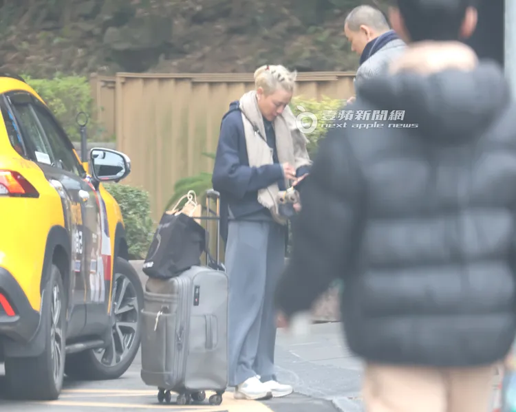 Pam（左）從包包拿出一串鑰匙圈交給江振誠，他接下後進入屋內收拾行李。特勤中心攝