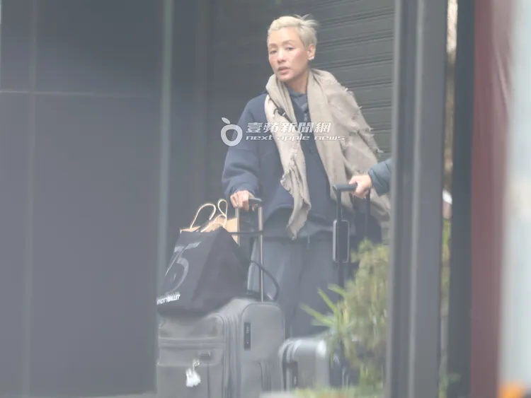 Pam耐心等江振誠回屋內收拾行李。特勤中心攝