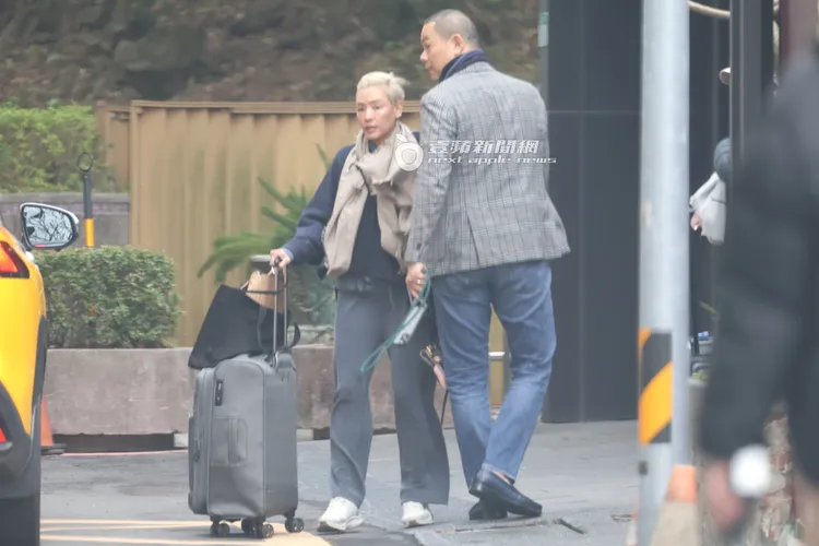 江振誠（右）搭計程車回到士林新家，金髮老婆Pam跟他交頭接耳。特勤中心攝