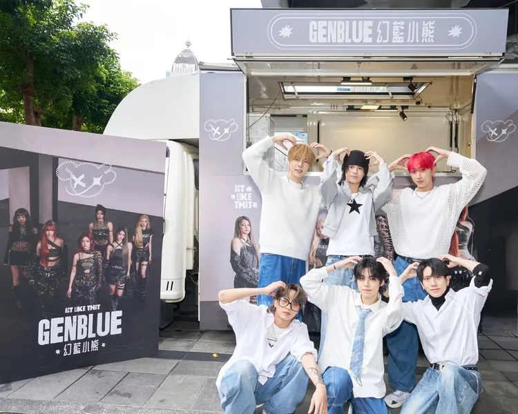 連兆緯、黃薪祐、周孟潾、萊恩、林子宸、鄭元昕為學姐「幻藍小熊」分送飲料食物給歌迷。天空娛樂提供