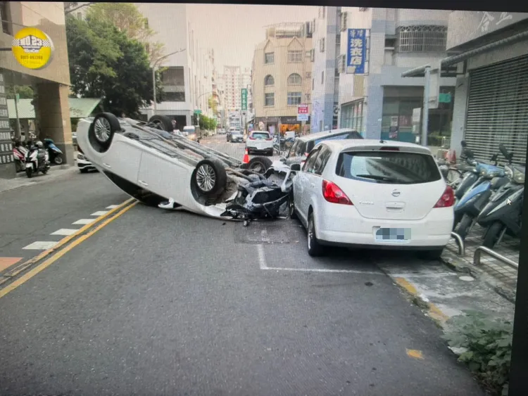 朱男酒駕擦撞路邊停車後翻覆。翻攝畫面