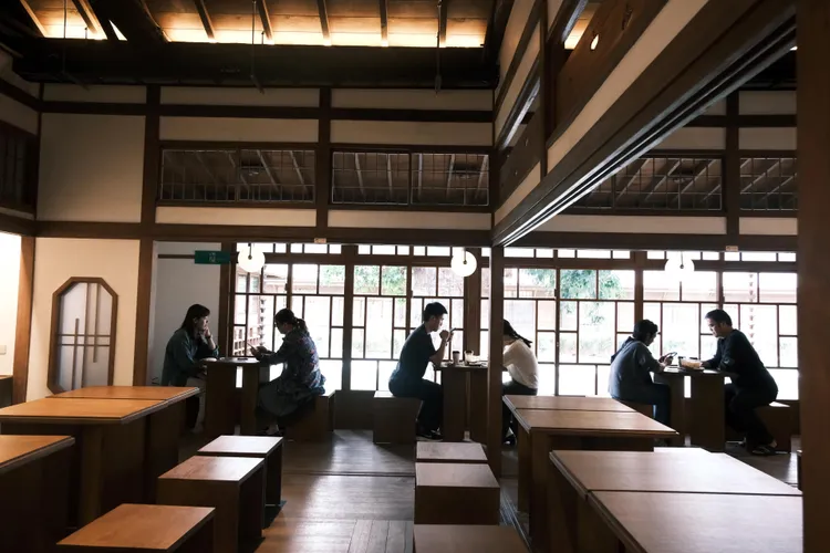 魚刺人雞蛋糕寶桑店進駐寶桑町屋，以日式町屋作為餐飲空間設置了55個座位數，有著濃濃的和式風情。雲品國際提供