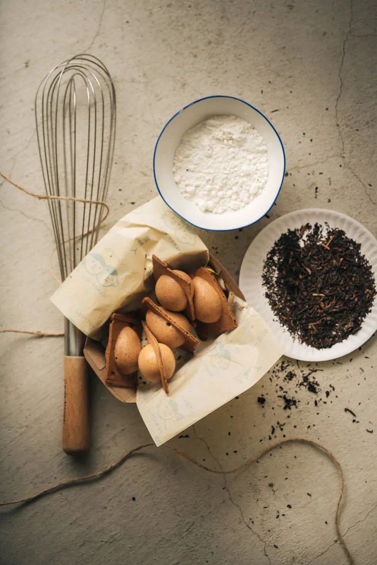 台東限定的紅烏龍口味雞蛋糕，將茶葉磨成細粉融在麵糊裡，每一口都充滿茶香韻味，呈現不甜不膩的口感。雲品國際提供
