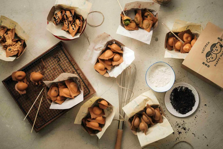 「魚刺人雞蛋糕寶桑店」延續品牌一貫的品質堅持，選用契作小農的無毒雞蛋、天然蔗糖、在地牛奶等精選原料，堅持每日新鮮現做，無添加人工香料與色素，確保每一口都能品嚐到純粹美味。雲品國際提供